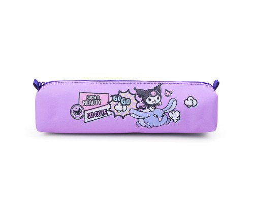 Пенал объемный Kuromi. Размер: 21*4,5*4,5 см. Изготовлен из полиэстера, 600 ден. Имеется одно основное отделение на молнии. Пенал подойдет для хранения школьных, канцелярских принадлежностей и прочих мелочей. Также может использоваться в качестве необольш