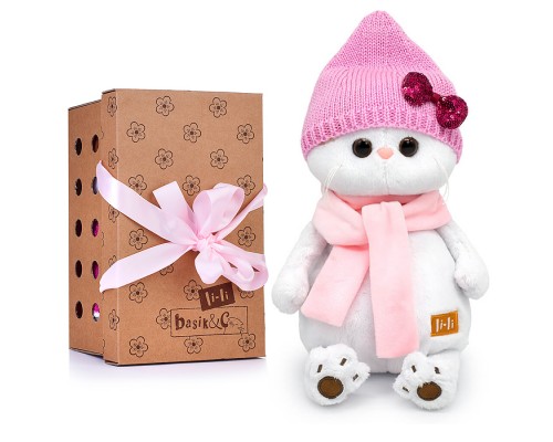 Кошка Ли-Ли в шапке с бантом и шарфе