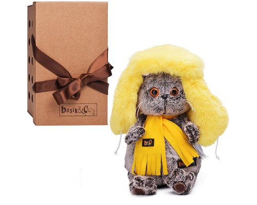 Кот Басик в желтой меховой шапке